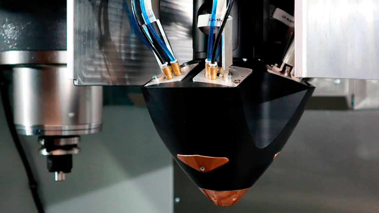 Combination of additive and subtractive tools for hybrid manufacturing.